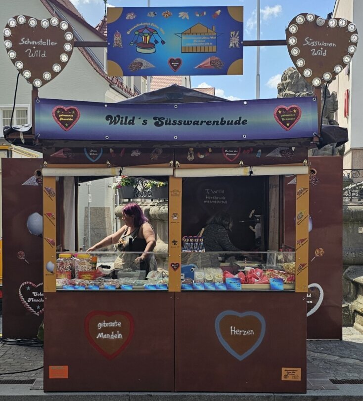 Süßwarenbude mit Volksfestleckereien